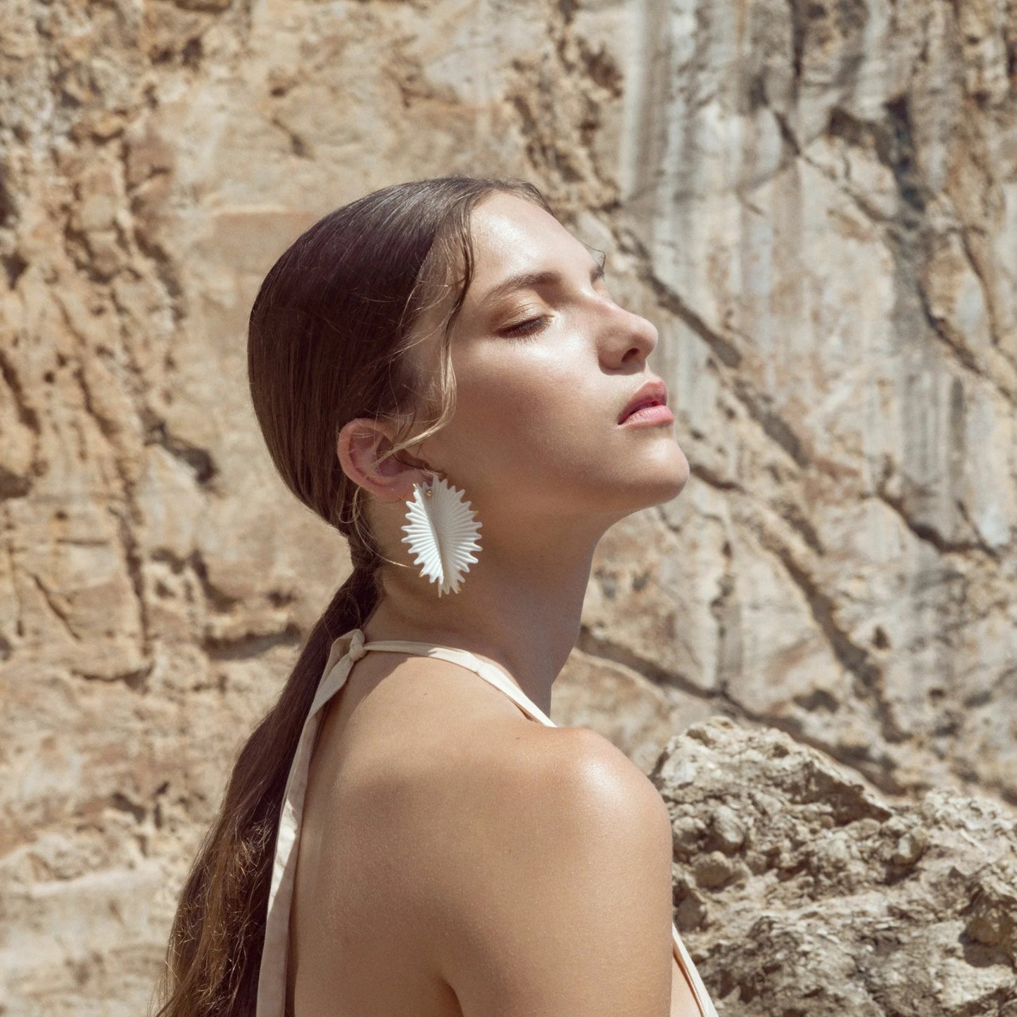 Lladró Jewelry: Actinia Big Earring. White and Golden luster.